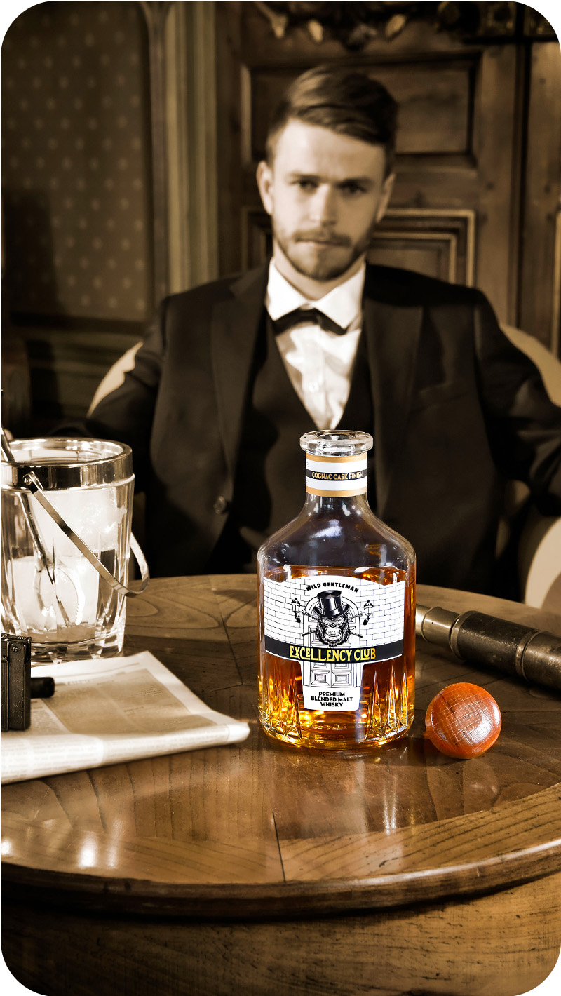 Photo whisky Excellency Club cognac cask finish, style sépia, gentleman